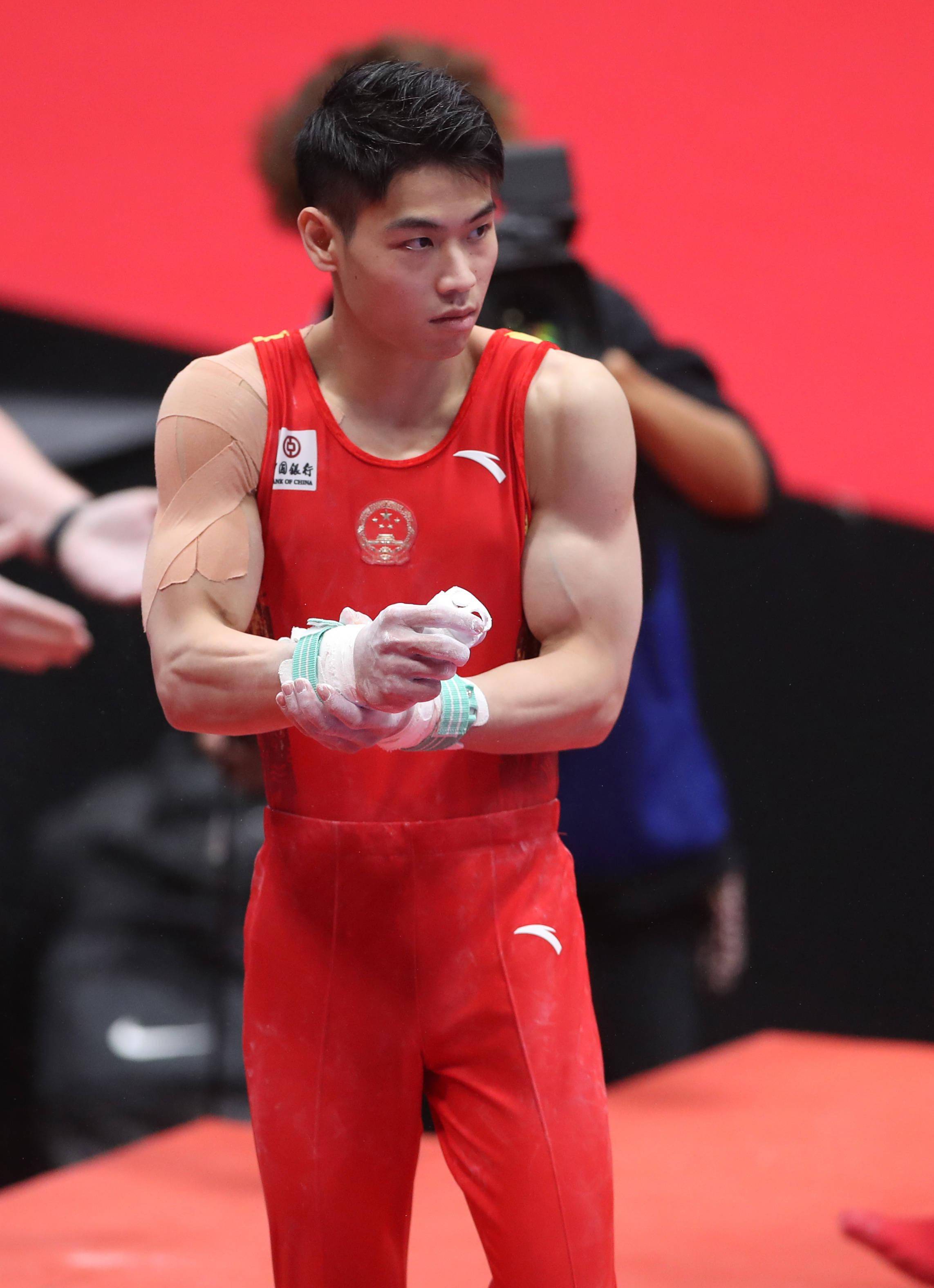 体操单杠男子单项赛场精彩比拼