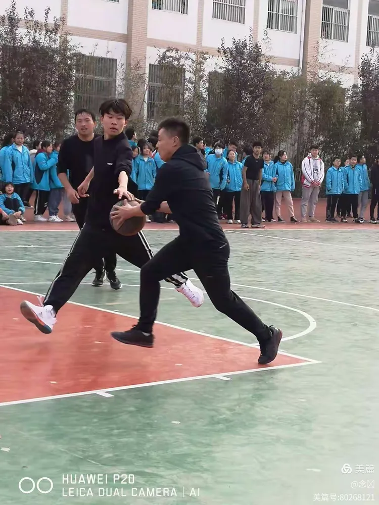 激烈博弈中，球员们斗志昂扬争夺胜利的简单介绍