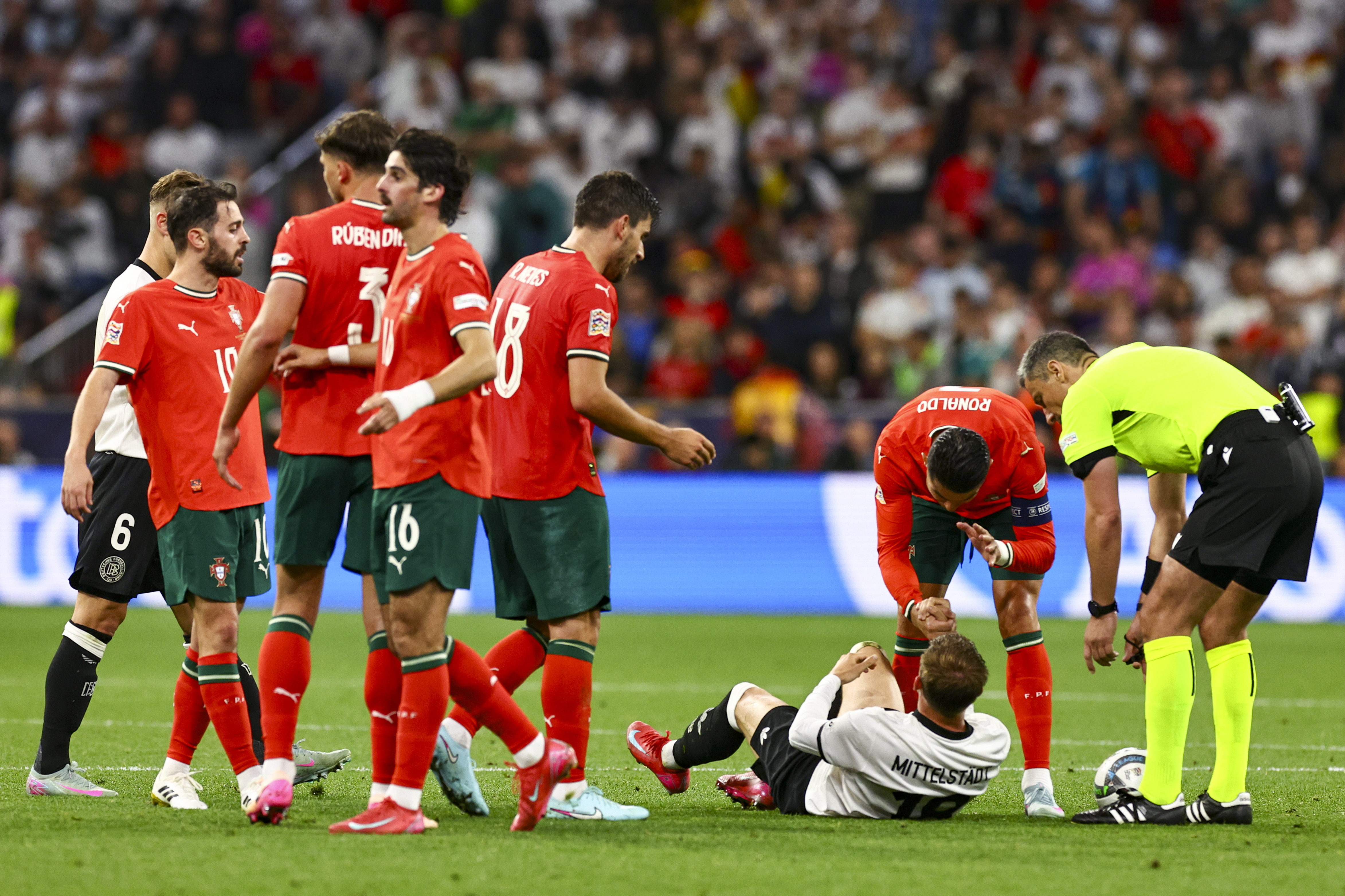 葡萄牙队稳住领先,锁定晋级 葡萄牙队稳住领先,锁定晋级