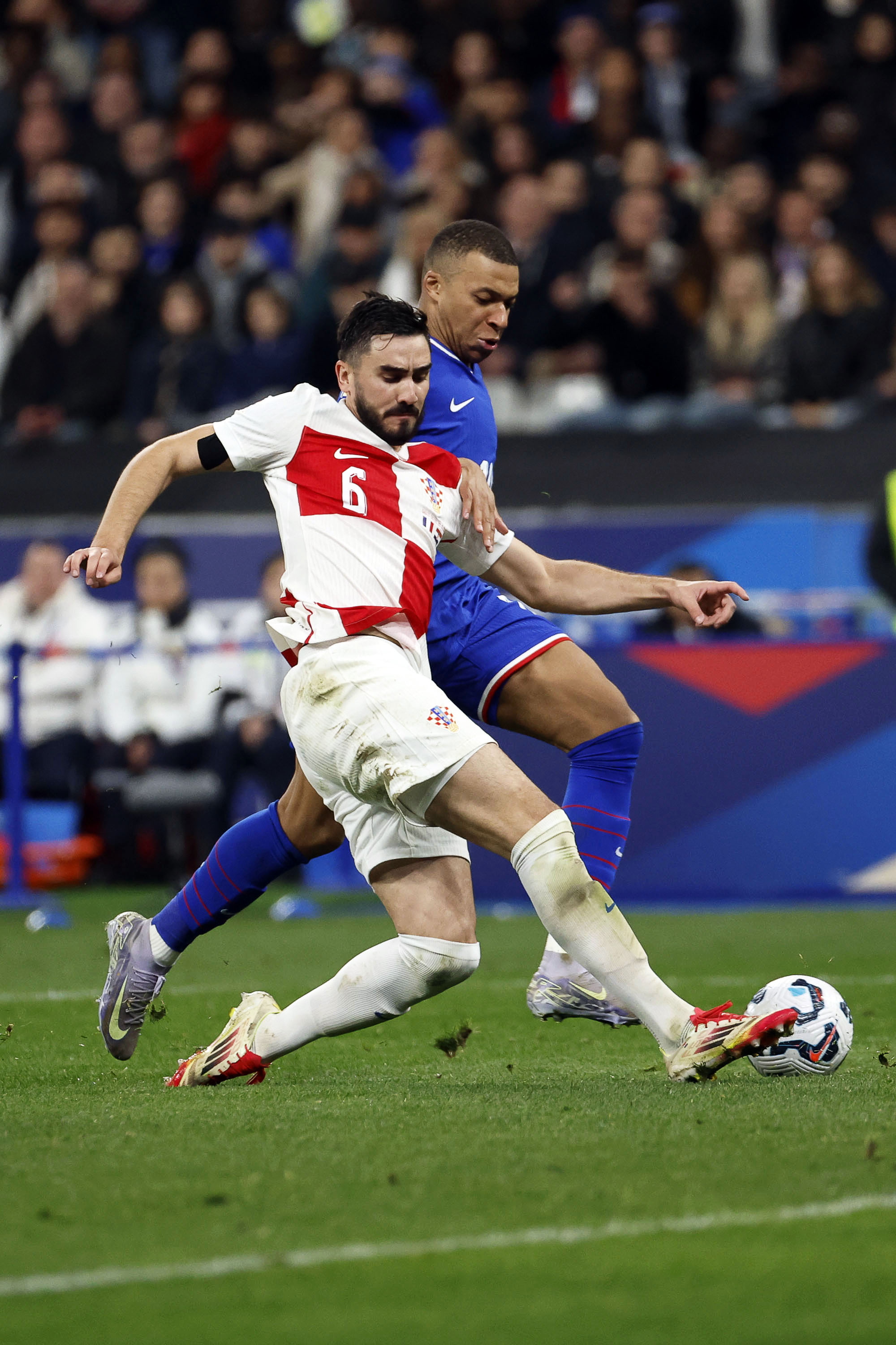 备战欧国联比赛：球队训练备战正酣