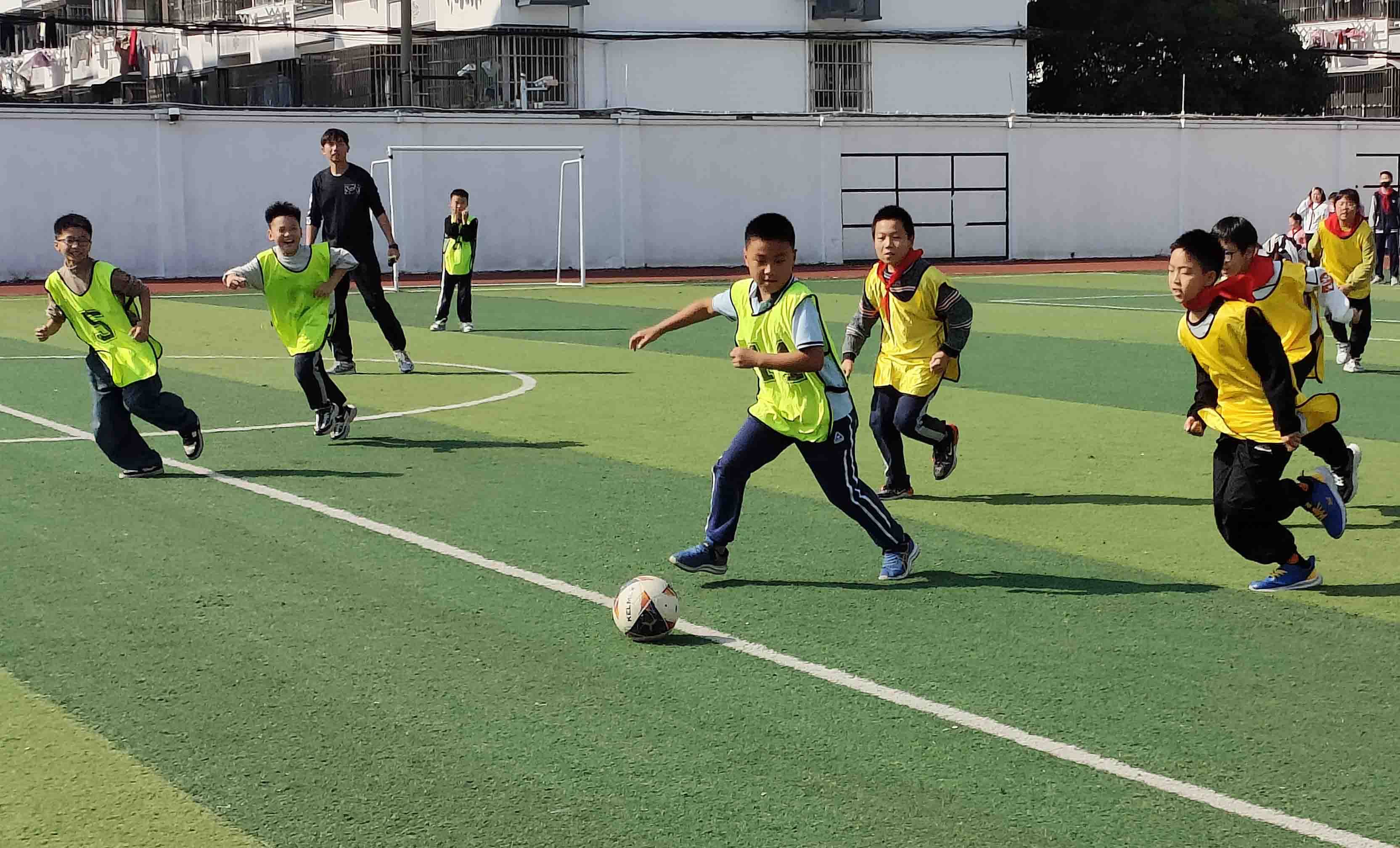 足球联赛强弱对比凸显，各队备战有方！的简单介绍