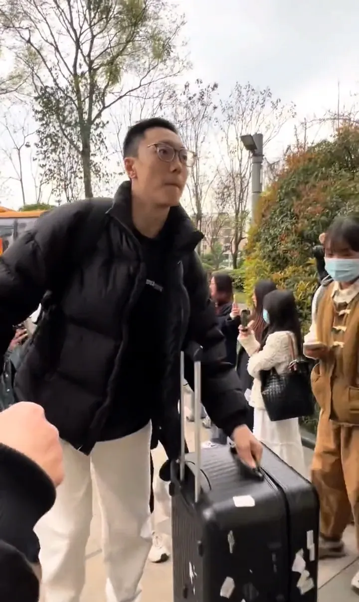 江苏队主场失利，球员缺乏跑动和配合，值得反思